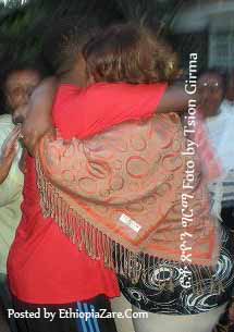 Teddy Afro hugging his mother ቴዲ ልክ እቤቱ ሲገባና ከእናቱ ጋር ሲተቃቀፍ 