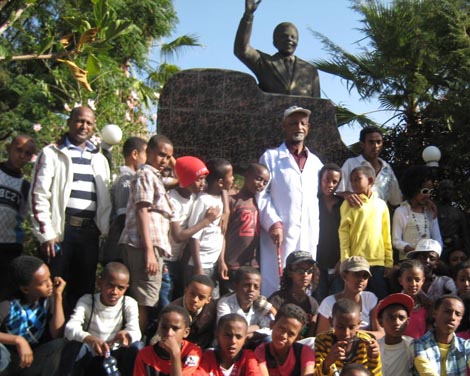 ሰዓሊ ሻምበል ለማ ጉያ ማዕከሉን ለመጎብኘት ከስኩል ኦፍ አይጎዳ ከአዲስ አበባ ከመጡ ተማሪዎች ጋር