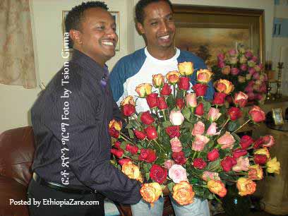 Teddy Afro with Amanuel Yelma, music composser ከሙዚቃ አቀናባሪው አማኑኤል ይልማ እጅ አበባ ሲቀበል Teddy Afro with Amanuel Yelma, music composser ከሙዚቃ አቀናባሪው አማኑኤል ይልማ እጅ አበባ ሲቀበል