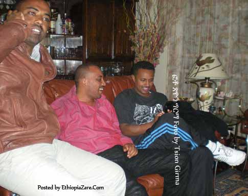 Teddy with his friends የተፈታ ዕለት እቤቱ ገብቶ ከተቀመጠ በኋላ ከጓደኞቹ ጋር Teddy with his friends የተፈታ ዕለት እቤቱ ገብቶ ከተቀመጠ በኋላ ከጓደኞቹ ጋር