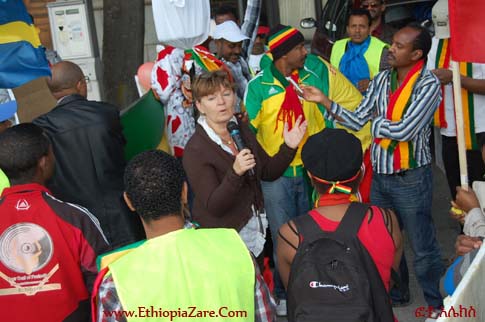 ወ/ሮ ካሪና ሄግ ለተሰብሳቢዎች ንግግር ሲያደርጉ ወ/ሮ ካሪና ሄግ ለተሰብሳቢዎች ንግግር ሲያደርጉ