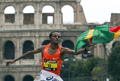 አትሌት ሲራጅ ገና የሮሙን ማራቶን በባዶ እግሩ ሲያሸንፍ