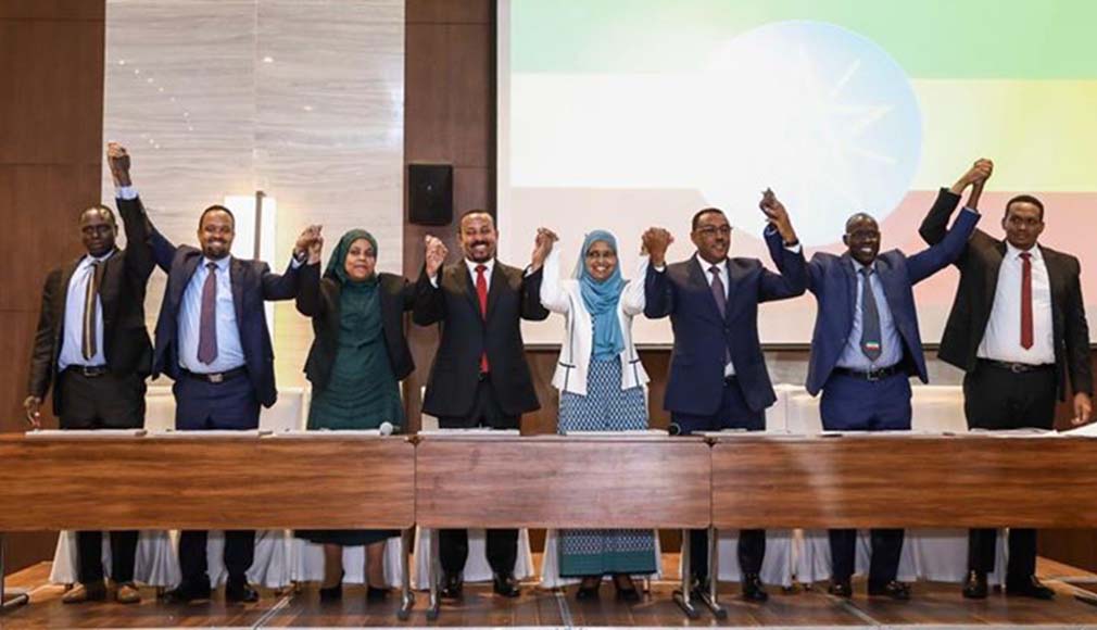 ሦስቱ የኢሕአዴግ እኅት ድርጅቶችና የአምስቱ አጋር ድርጅቶች ሊቃነመናብርት ፊርማቸውን ካኖሩ በኋላ እጅ ለእጅ ተያይዘው