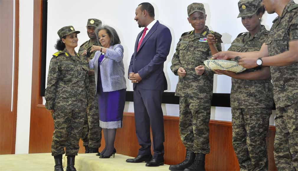 ፕ/ት ሳህለወርቅ ዘውዴ ለጄኔራሎቹ ማዕረግ ሲሠጡ